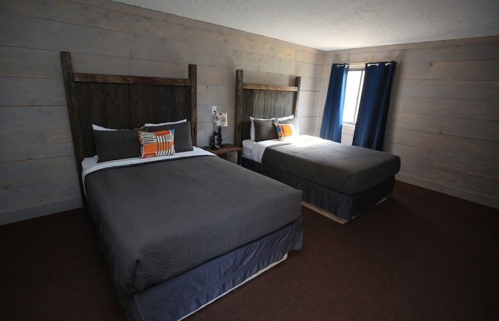 Vintage Block Inn & Suites Okoboji Bagian luar foto
