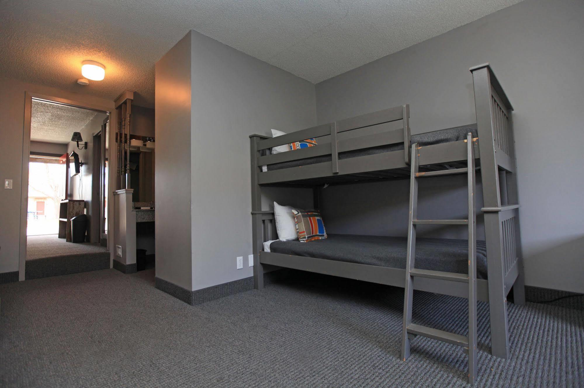 Vintage Block Inn & Suites Okoboji Bagian luar foto
